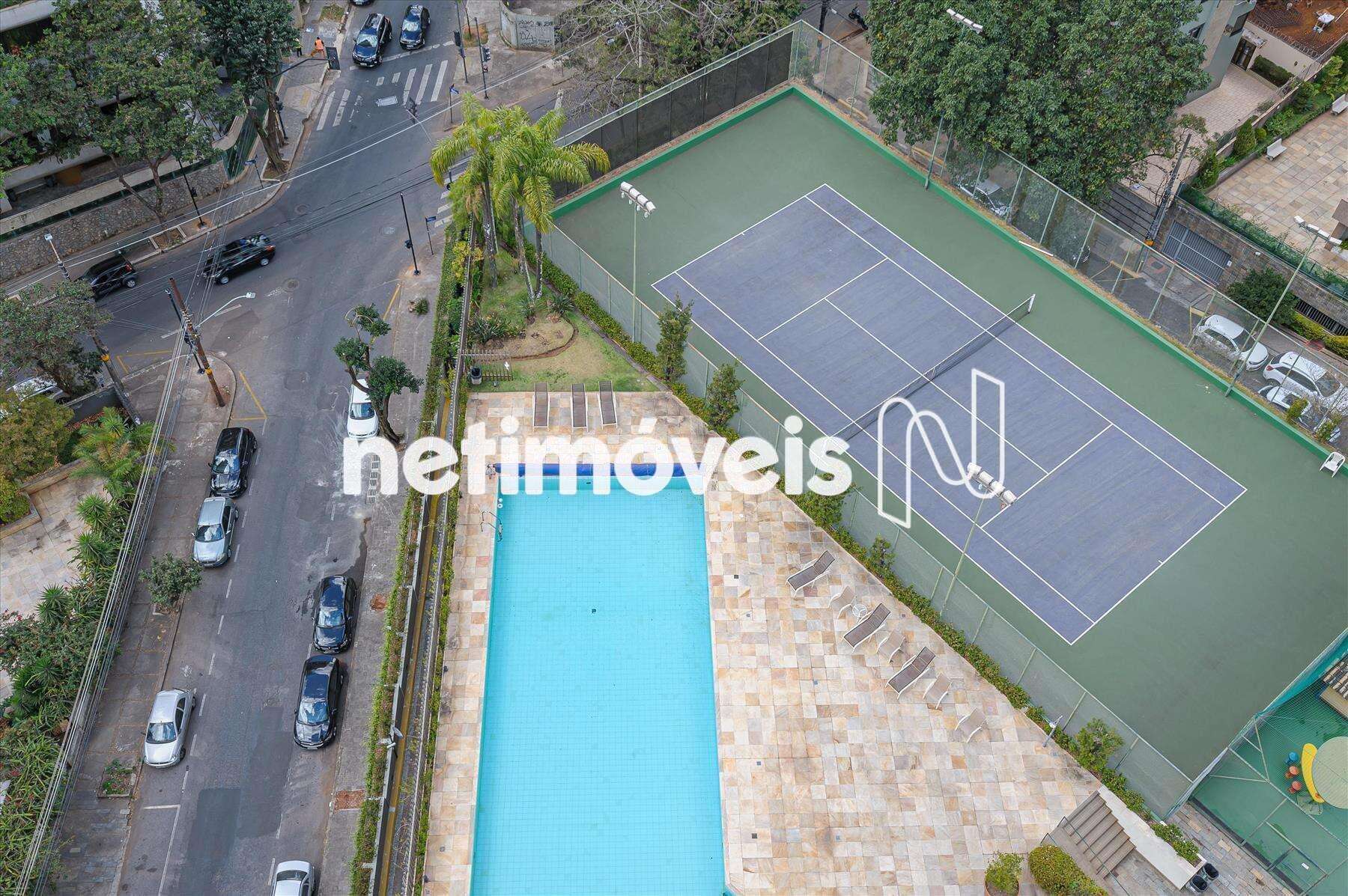 Piscina e quadra de tênis