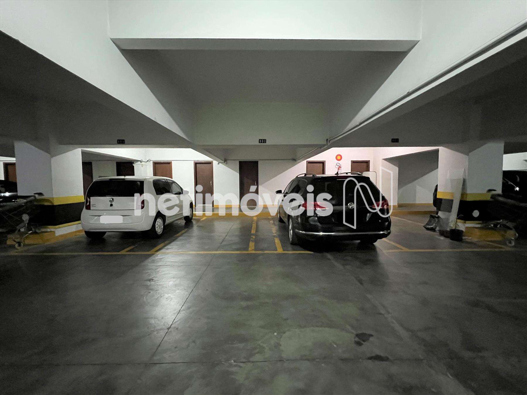 4 vagas paralelas e quarto de despejo