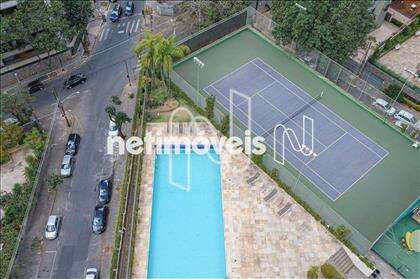 Piscina e quadra de tênis