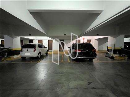 4 vagas paralelas e quarto de despejo