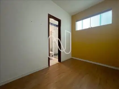 Quarto e banho de serviço