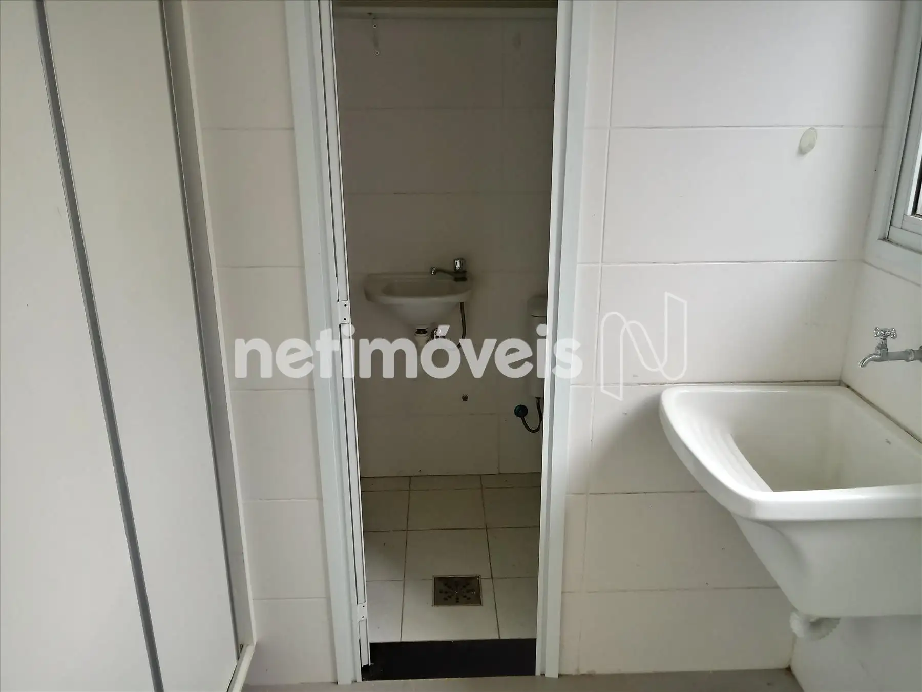 ÁREA DE SERVIÇO/ BANHEIRO 01