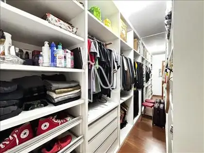 CLOSET 