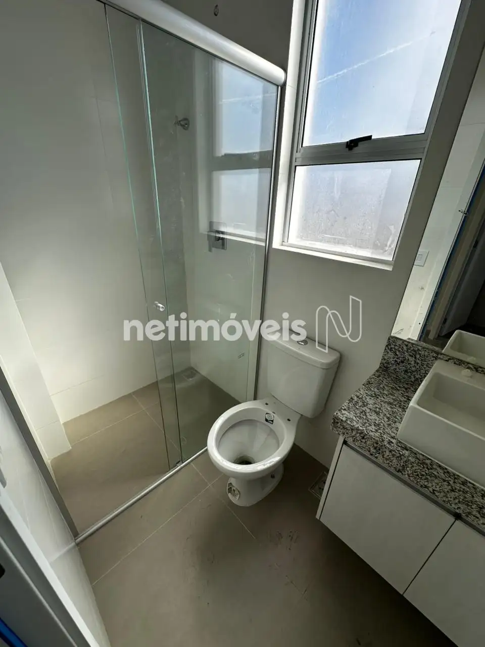 Banheiro com armário, box e espelho