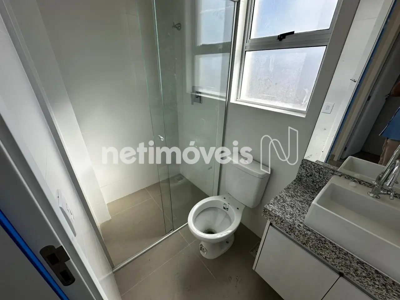 Banheiro com armário, box e espelho