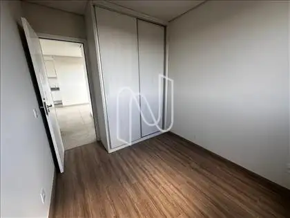   Quarto com armário