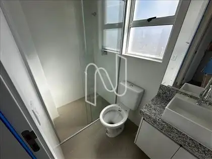   Banheiro com armário, box e espelho