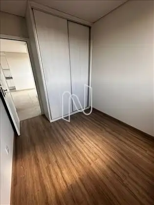   Quarto com armário