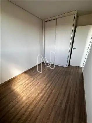   Quarto com armário