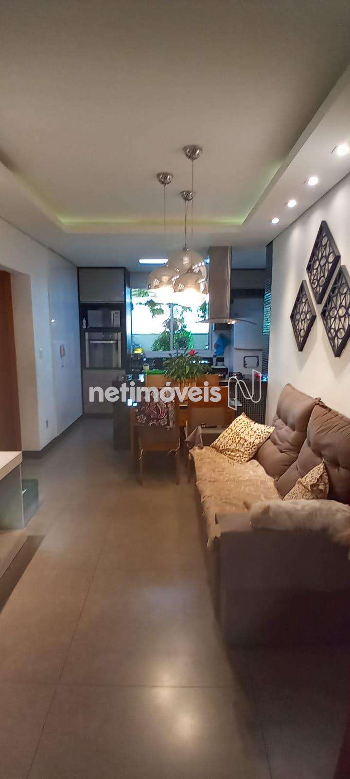 Sala/teto com sancas e piso em porcelanato