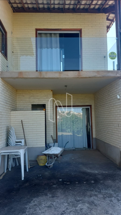 Fachada na lateral, mostrando acesso a sala.