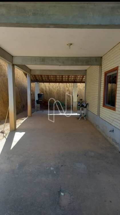 Garagem coberta.