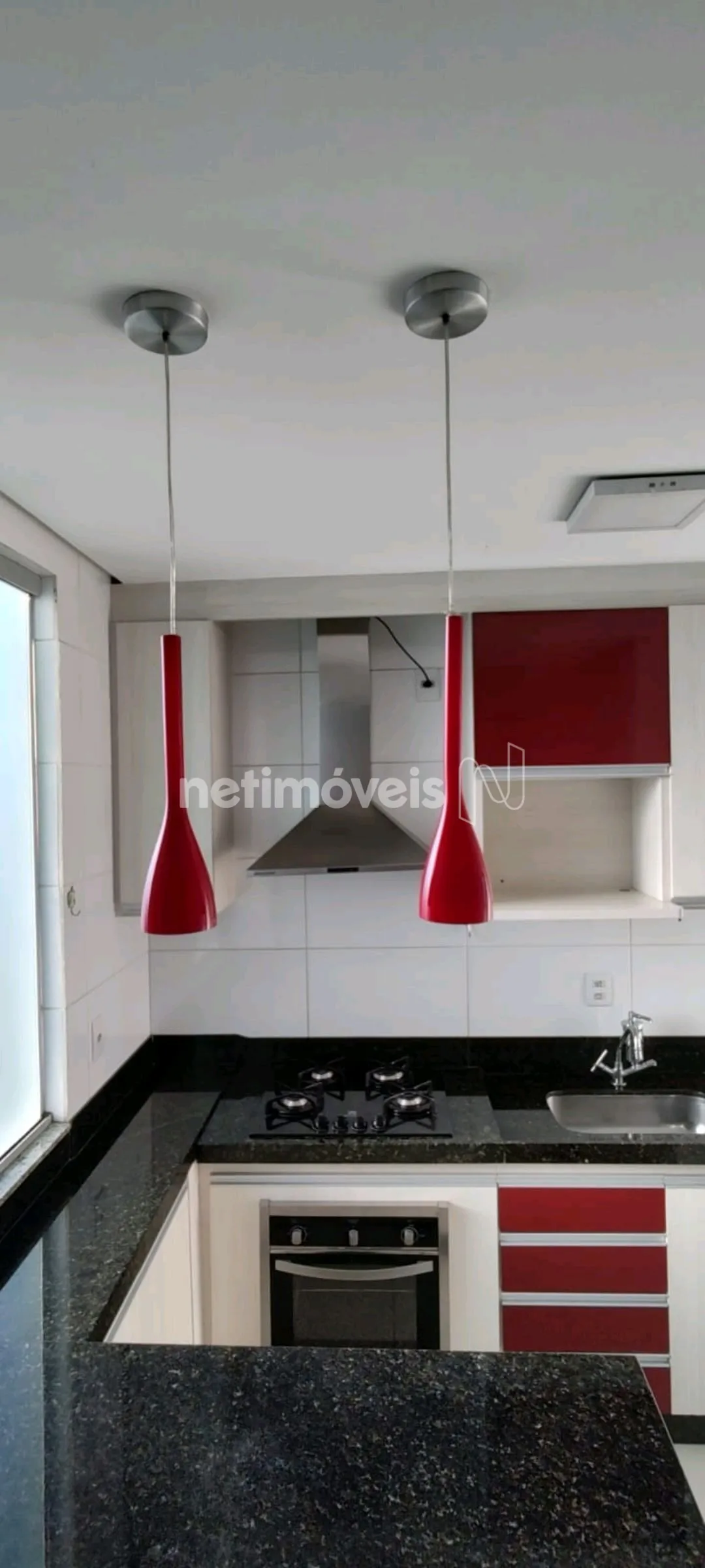 Cozinha completa com planejados.