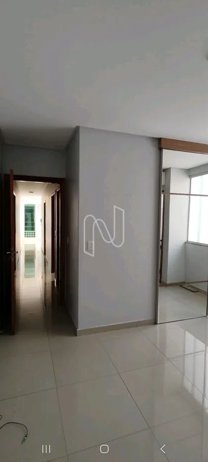 Suíte com closet e ar condicionado. 