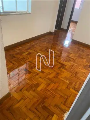 Piso recém revitalizado, sinteko.
