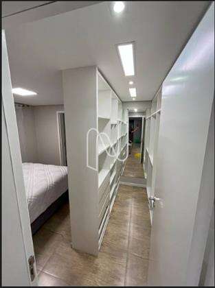 DORMITÓRIO COM ARMÁRIOS EMBUTIDOS 