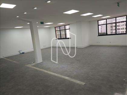 SALA AMPLA PARA VÁRIAS ESTAÇÕES DE TRABALHO 