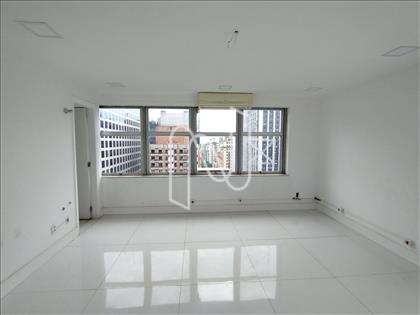 SALA COM JANELAS AMPLAS 