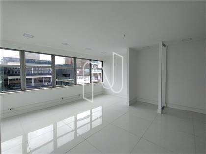 SALA COM JANELAS AMPLAS 