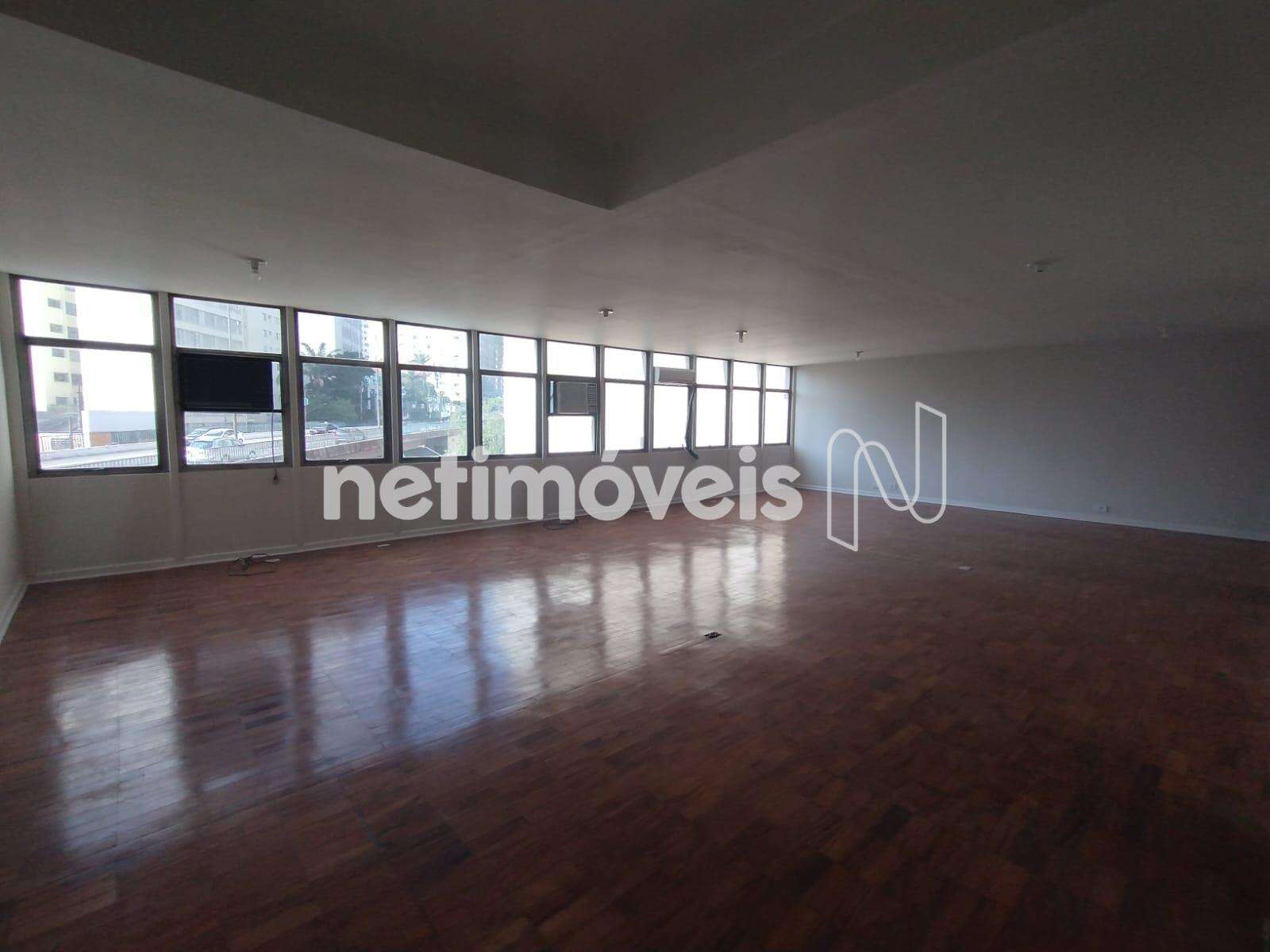  SALA COM JANELAS AMPLAS E ILUMINADA
