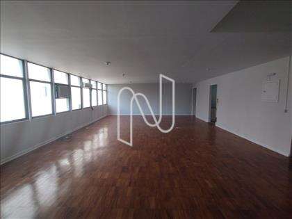 SALA COM ILUMINAÇÃO NATURAL 