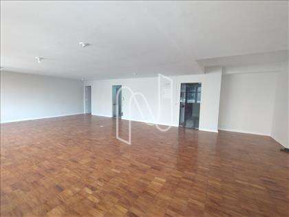 SALA COM PISO DE MADEIRA 