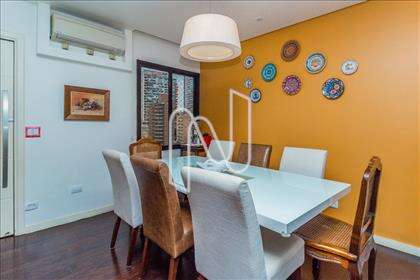 SALA DE JANTAR COM AR CONDICIONADO