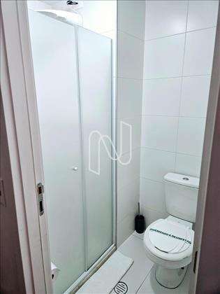 BANHEIRO COM BOX DE VIDRO 