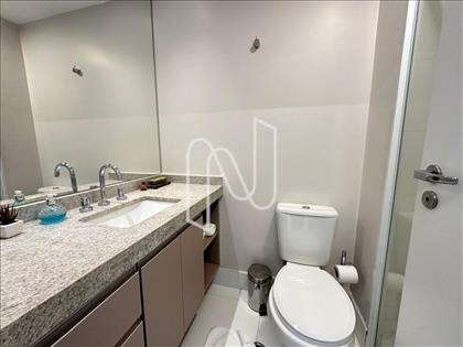 BANHEIRO COM BANCADA GRANDE E BOX 