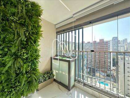VARANDA COM JARDIM VERTICAL E ENVIDRAÇADA 