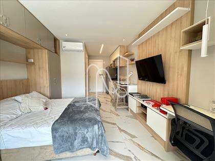 QUARTO COM MESA DE ESTUDOS E TV DE 55
