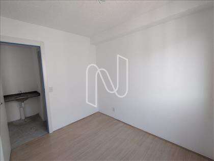 dormitorio com piso laminado  
