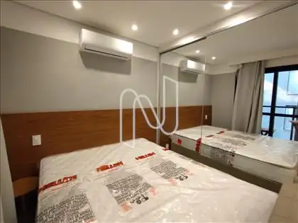 CAMA, ARMÁRIO E AR CONDICIONADO 