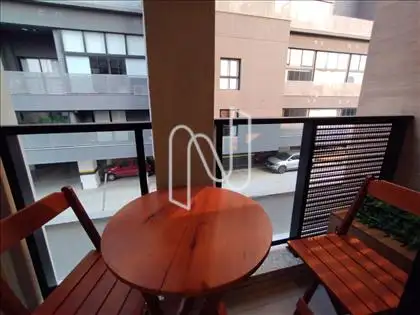 VARANDA COM MESA E CADEIRA 