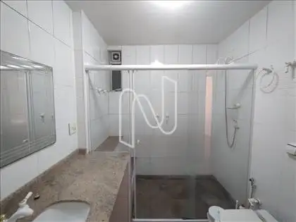 BANHEIRO COM BOX DE VIDRO 