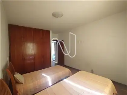 2 DORMITÓRIO COM ARMÁRIOS EMBUTIDOS 