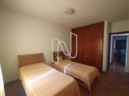 2 DORMITÓRIO COM ARMÁRIOS EMBUTIDOS 
