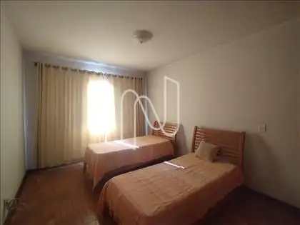 2 DORMITÓRIO COM ARMÁRIOS EMBUTIDOS 