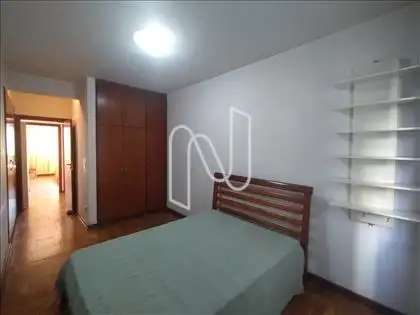  1 DORMITÓRIO COM ARMARIOS EMBUTIDOS 