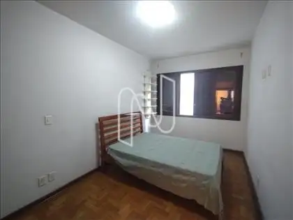 1 DORMITÓRIO COM ARMARIOS EMBUTIDOS  