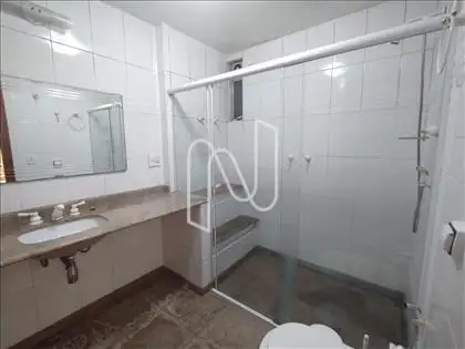   BANHEIRO COM BOX DE VIDRO 