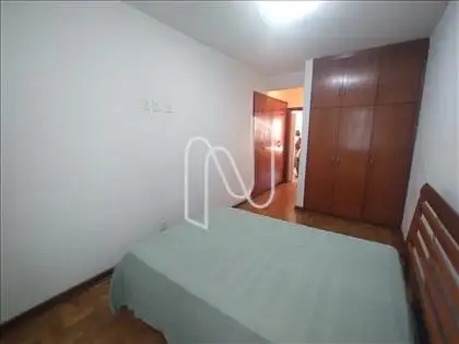 1 DORMITÓRIO COM ARMARIOS EMBUTIDOS 