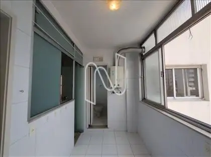 AMPLA ÁREA SERVIÇO COM BANHEIRO E QUARTO