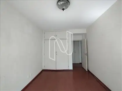 SUÍTE COM ARMÁRIO E MALEIRO