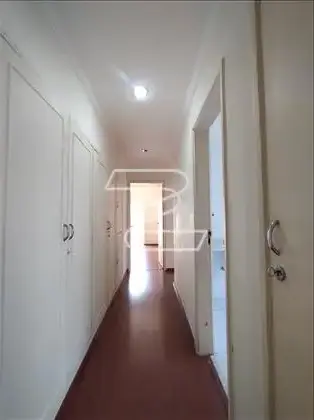 CORREDOR DE ACESSO COM ROUPEIROS