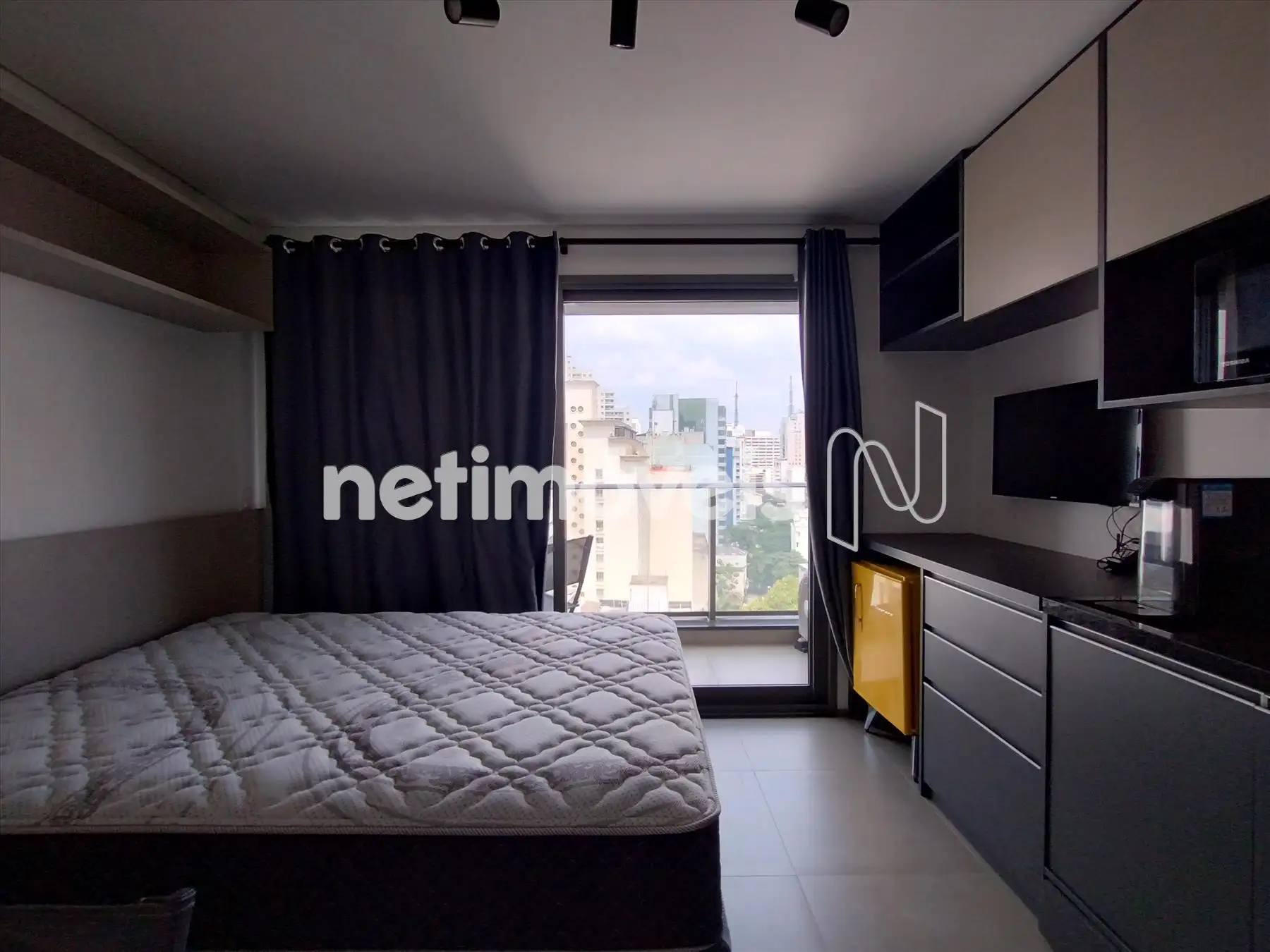 STUDIO COM CORTINAS 