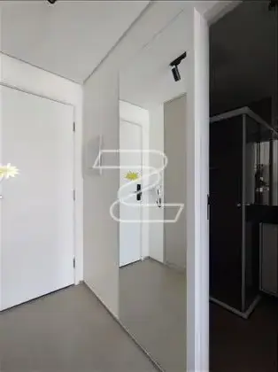 ESPELHO NO CORREDOR DE ACESSO AO APTº