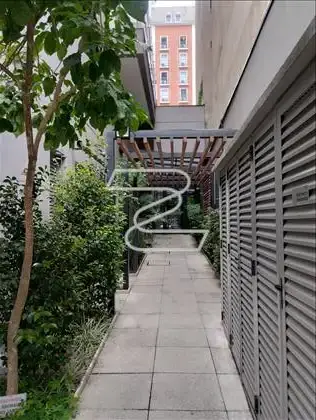 CORREDOR DE ACESSO PARA PORTARIA DO PRÉDIO