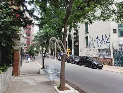 RUA COM POUCO TRÁFEGO 