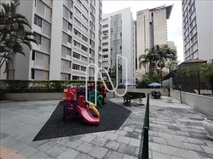 ÁREA EXTERNA COM PLAYGROUND 